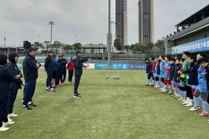 Huấn luyện viên Mai Đức Chung cùng các tuyển thủ đã có mặt và tập buổi đầu tiên tại Thâm Quyến. (Ảnh: VFF)