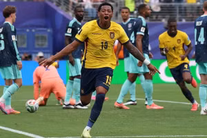Gonzalo Plata ăn mừng bàn thắng thứ hai vào lưới của thủ thành Neuer. (Ảnh: FIFA)