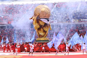 Các nghệ sĩ và vũ công trình diễn quanh biểu tượng cúp vàng World Cup trong lễ khai mạc trên sân Toronto. (Ảnh: FIFA)