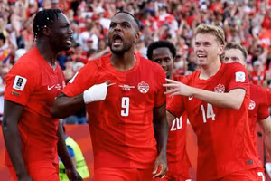 Cyle Larin (giữa) ăn mừng bàn thắng gỡ hòa quý giá của Canada. (Ảnh: FIFA)