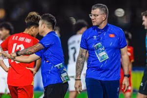 Huấn luyện viên Cristiano Roland dõi theo các tuyển thủ U17 Việt Nam trong trận gặp U17 UAE. (Ảnh: VFF)