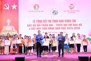 Ban tổ chức trao giải thưởng cho các bạn thiếu nhi.