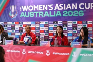 Huấn luyện viên Mai Đức Chung và cầu thủ Phạm Hải Yến tại buổi họp báo trước trận gặp Ấn Độ. (Ảnh: VFF)