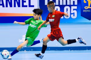 Các cầu thủ tranh tài trong ngày khai mạc. 