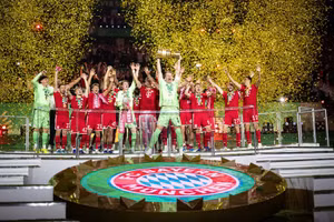 Các cầu thủ Bayern Munich ăn mừng cùng Cúp quốc gia Đức. (Ảnh: Fcbayern)