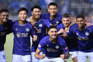 Các cầu thủ Hà Nội ăn mừng bàn thắng cùng Đỗ Hoàng Hên. (Ảnh: TRẦN HẢI)