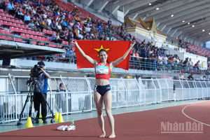 Nguyễn Thị Ngọc mang về tấm Huy chương Vàng quý giá ở môn điền kinh, nội dung 400m nữ. (Ảnh: HOÀNG MINH)