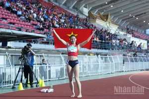 Nguyễn Thị Ngọc mang về tấm Huy chương Vàng quý giá ở môn điền kinh, nội dung 400m nữ. (Ảnh: HOÀNG MINH)