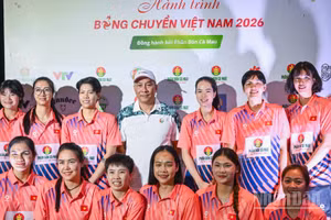 Huấn luyện viên Nguyễn Tuấn Kiệt cùng các tuyển thủ bóng chuyền nữ Việt Nam. (Ảnh: THÀNH ĐẠT)