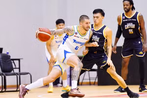 Dakota Zinser nỗ lực ghi điểm cho Ho Chi Minh City Wings. 