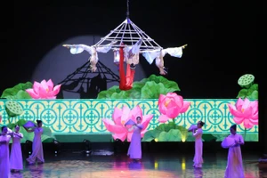 Tiết mục xiếc "Đu nón" trong Chương trình nghệ thuật đặc biệt chào mừng Ngày Sân khấu Việt Nam.