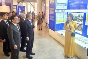 Các đại biểu tham quan Trưng bày chuyên đề: “Dấu chân Hồ Chí Minh trên quê hương Cách mạng Tháng Mười”.