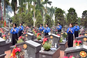 Sinh viên Học viện Tài chính thắp sáng truyền thống “uống nước nhớ nguồn”. 