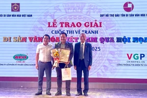 Trao giải Nhất cho tác phẩm khắc gỗ "Dưới bóng nghìn năm" của tác giả Lê Phi Hùng. 