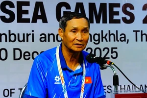 Huấn luyện viên Mai Đức Chung tại buổi họp báo sau trận thắng 7-0 Malaysia. (Ảnh: XUÂN SƠN)