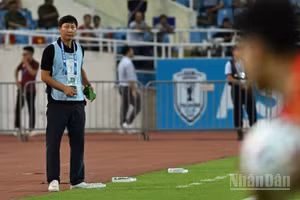 Huấn luyện viên Kim Sang Sik quan sát các học trò từ ngoài sân. (Ảnh: TRẦN HẢI)