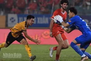 Đông Á Thanh Hóa (áo vàng) không thể vượt qua chủ nhà Thể Công Viettel. (Ảnh: TRẦN HẢI)