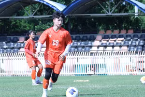 Các tuyển thủ U20 nữ Việt Nam nỗ lực dưới thời tiết nắng nóng. (Ảnh: VFF)