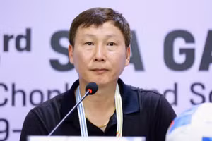 Huấn luyện viên Kim Sang Sik trong buổi họp báo tại SEA Games 33. (Ảnh: VFF)