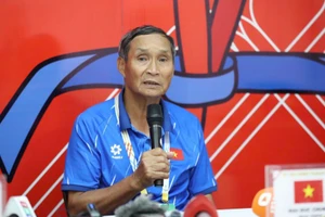 Huấn luyện viên Mai Đức Chung chia sẻ tại buổi họp báo sau trận thắng Indonesia. (Ảnh: VFF)