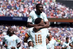 Ousmane Dembele ăn mừng cùng Kylian Mbappe. (Ảnh: FIFA)