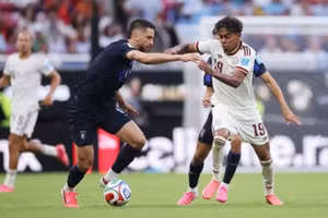 Lamine Yamal tranh bóng cùng tuyển thủ Uruguay. (Ảnh: FIFA)