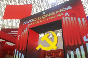 Khung hình LED với biểu tượng chủ nghĩa Cộng sản trở thành điểm nhấn nổi bật của phân khu.