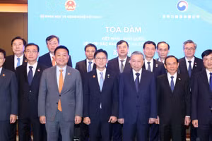 Tổng Bí thư Tô Lâm và các đại biểu dự Tọa đàm về hợp tác khoa học công nghệ Việt Nam-Hàn Quốc. (Ảnh: Thống Nhất/TTXVN)