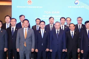 Tổng Bí thư Tô Lâm và các đại biểu dự Tọa đàm về hợp tác khoa học công nghệ Việt Nam-Hàn Quốc. (Ảnh: Thống Nhất/TTXVN)