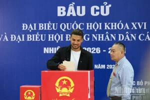 Cầu thủ nhập tịch Đỗ Hoàng Hên tham gia bỏ phiếu. (Ảnh: VIẾT ANH)