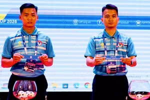 Ban tổ chức tiến hành bốc thăm cho các đội. 