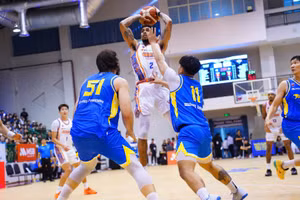 AJ Bramah bùng nổ ở hiệp 4 giúp Hanoi Buffaloes ấn định chiến thắng. 