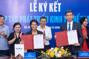Đại diện hai đơn vị thực hiện Lễ ký kết hợp tác thúc đẩy phát triển kinh tế thể thao Việt Nam. 