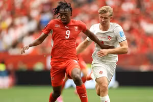 Johan Manzambi (áo đỏ) của Thụy Sĩ thi đấu bùng nổ. (Ảnh: FIFA)