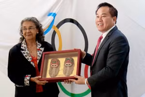 Tân Chủ tịch Liên đoàn Quyền anh Việt Nam - Tiến sĩ Phạm Quang Long (phải).