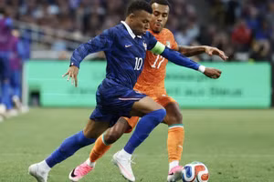 Mbappe cùng các đồng đội bất ngờ thua trước đối thủ bị đánh giá thấp hơn nhiều. (Ảnh: FT)