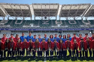 Ban huấn luyện cùng các tuyển thủ U17 nữ Việt Nam có mặt tại Trung tâm Thể thao Tô Châu. (Ảnh: VFF)