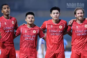 Nguyễn Đình Bắc (thứ hai từ phải sang) ăn mừng bàn thắng cùng các đồng đội. (Ảnh: TRẦN HẢI)