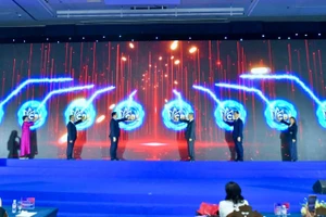 Các đại biểu thực hiện nghi thức phát động và cam kết thực thi Bộ giá trị Văn hóa Kinh doanh Việt Nam. (Ảnh: PHẠM SỸ)