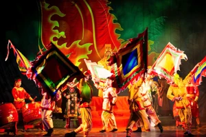 Đoàn nghệ thuật cải lương Vàm Cỏ mang vở “Đế đô sóng cả” lưu diễn tại miền bắc. 