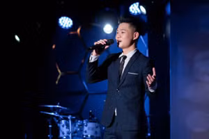 Ca sĩ Huy Anh là người thể hiện bài hát cùng nữ ca sĩ Hoa Minh Hằng. (Ảnh: NHÂN VẬT CUNG CẤP)