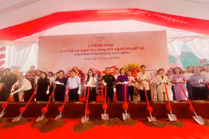 Các đại biểu thực hiện nghi thức khởi công cơ sở hỗ trợ nghề thủ công cho người khuyết tật. 