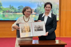 Khu Di tích Chủ tịch Hồ Chí Minh tại Phủ Chủ tịch tiếp nhận ảnh tư liệu do gia đình bà Lê Phương trao tặng. 