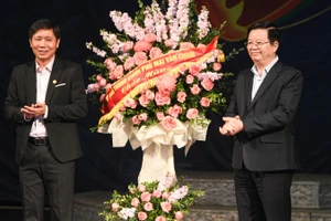 Phó Thủ tướng Chính phủ Mai Văn Chính dự buổi diễn và gửi lẵng hoa chúc mừng. (Ảnh: AN NHIÊN)