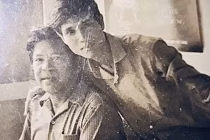 Nghệ sĩ Nhân dân Văn Hà (bên phải) chụp cùng nhạc sĩ Đỗ Nhuận vào tháng 5/1975. (Ảnh: TƯ LIỆU)