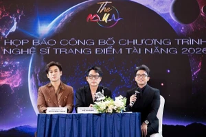 Từ trái qua: Nghệ sĩ trang điểm Hồ Thiên Tuấn, nghệ sĩ trang điểm Hồ Khanh và Tổng Đạo diễn Hải Triều chia sẻ thông tin về chương trình. (Ảnh: BTC)