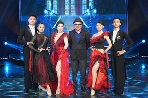 Ca sĩ trẻ Thương Thảo (thứ ba từ trái sang) phối hợp nhà thơ, nhạc sĩ Ngọc Lê Ninh (ở giữa) ra mắt MV “Nỗi nhớ chơi vơi”.