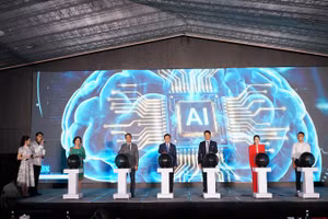 Các đại biểu thực hiện nghi thức phát động Cuộc thi "AI Thực chiến” 2026. (Ảnh: VTV)