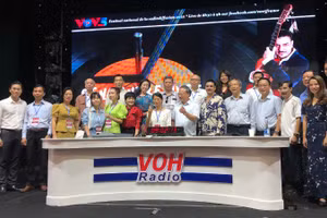 Tổng Giám đốc VOV Đỗ Tiến Sỹ chúc mừng Hội đồng Giám khảo và ê-kíp thực hiện phát thanh trực tiếp tại đài VOH (Thành phố Hồ Chí Minh), Liên hoan Phát thanh lần thứ XV - Năm 2022. (Ảnh: VOV)