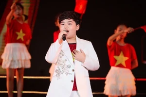 Dương Đức Hải gây ấn tượng khi hát "Nhà tôi có treo một lá cờ".